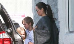 Angelina Jolie choàng khăn lấp lánh đưa các con đi trượt băng