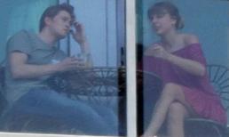 Taylor Swift tình tứ ngồi uống cà phê với bạn trai mới tại quê nhà 