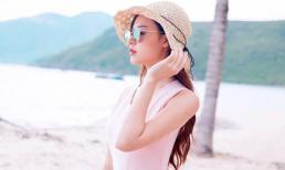 Hot girl Midu xinh đẹp đi dạo trên bãi biển