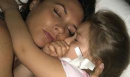 Harper lộ ảnh ôm ấp ngọt ngào bên mẹ Victoria