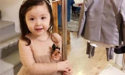 Cadie xinh xắn khi chơi đùa ở cửa hàng của mẹ