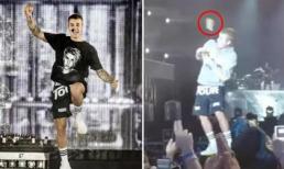 Justin Bieber bị khán giả thẳng ném chai nước vào mặt khi từ chối hát vì không thuộc lời 