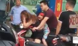 Chồng vũ phu đánh vợ sấp mặt ngay giữa phố, mặc con gái gào khóc van xin