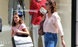 Bé Suri đeo nơ xuất hiện ton-sur-ton bên mẹ Katie Holmes