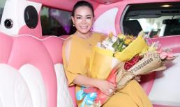 Hoa hậu Phan Thị Ngọc Nga được đón bằng siêu xe Limousine khi vừa xuống sân bay