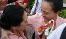 Mẹ con hoa hậu Phương Nga trào nước mắt ngay cổng trại tạm giam
