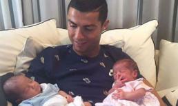 Cristiano Ronaldo lần đầu khoe cặp song sinh trên mạng xã hội