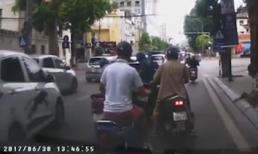 Cô gái bị dàn cảnh cướp túi xách giữa phố Hà Nội