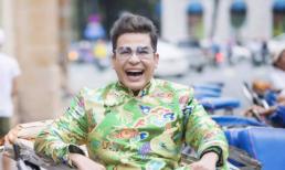 MC Thanh Bạch rạng rỡ diện áo dài đi dạo phố