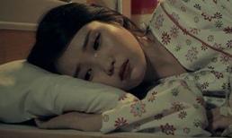 Cứ ngỡ cưới được chồng đẹp trai ga lăng, ai dè đêm tân hôn vợ cắn răng chịu đựng nhìn chồng làm chuyện đó