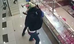 Nhóm cướp 'khóc ròng' vì dùng búa tạ vẫn không đập vỡ nổi tủ đựng vàng