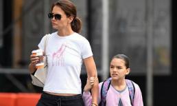 Suri mặt khó đăm đăm khi xuống phố cùng mẹ Katie Holmes