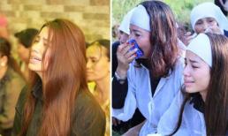 Đau đớn làm đám tang cho bố, Phạm Hương và mẹ vẫn bị soi mói đủ điều