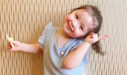 Biểu cảm đáng yêu của Cadie Mộc Trà khi bị mẹ bắt gặp ăn vụng bánh chuối