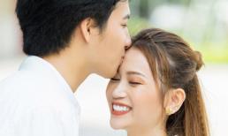 Sĩ Thanh và bạn trai hôn nhau nhiệt tình khi xuống phố mặc trời nắng nóng