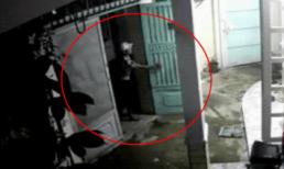 Thanh niên trộm xe lịch sự nhất năm: Cài chốt cửa đàng hoàng sau khi lấy xe máy