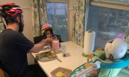 Dân mạng xúc động khi cả gia đình cùng đội mũ bảo hiểm để chữa bệnh cho con