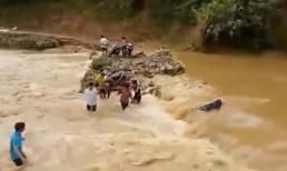 Người dân liều mình 'cõng xe' vượt dòng nước lũ