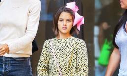 Suri đeo nơ 'khủng' trên đầu xuất hiện cùng mẹ Katie Holmes