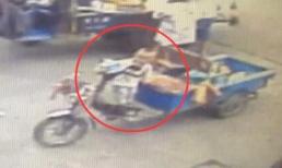 Đứng tim cảnh bé 2 tuổi vặn ga xe 3 bánh vọt đi cực nguy hiểm