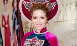 Hoa hậu Bùi Thị Hà đẹp mê mẩn trong áo nhung lụa, thả dáng quyền quý bừng sáng sự kiện