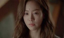 Vừa cầm chiếc khăn mặt lên tôi đã ngửi thấy mùi khác lạ, cúi xuống nhìn thì lặng người đi khi thấy một vệt màu