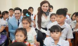 Hoa khôi Lý Thu Kiều ăn mặc giản dị khoe vẻ đẹp tinh khôi đi làm từ thiện