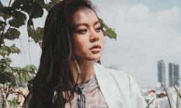 Ca sĩ Hải Yến trầm tư trên sân thượng đầy cây xanh