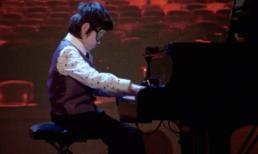 Thần đồng tám tuổi 'gây sốc' khi bịt mắt chơi piano cực đỉnh