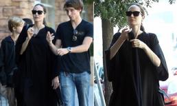 Mặc trang phục như tu sĩ thì đã sao, Angelina Jolie vẫn đẹp rạng rỡ thế kia mà