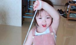 Chỉ là mặc đầm yếm thôi, Cadie cũng xinh hết phần người khác