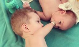 Khoảnh khắc bé trai 3 tuổi không tay chân dỗ dành em trai sơ sinh lay động triệu trái tim