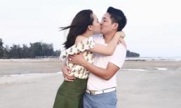 Hải Băng ngọt ngào hôn chồng Thành Đạt trên bãi biển
