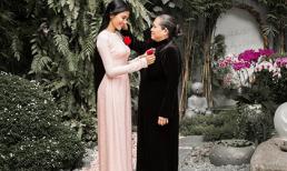 Á hậu Trương Thị May cài hoa hồng cho mẹ nhân ngày Vu Lan báo hiếu