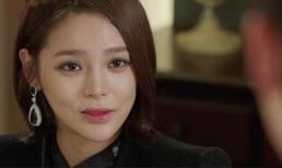 Thấy vợ về, chồng cho bồ trốn dưới gầm giường rồi hoảng hồn với món quà vợ chuẩn bị sẵn để trên bàn