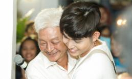 Bố Jun Phạm xúc động ôm con trai ngay trên sân khấu