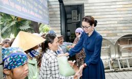 Hoa hậu Bùi Thị Hà làm cộng đồng rơi nước mắt khi tận tay phát quà cho 800 hộ nghèo trong mùa Vu Lan