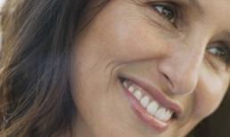 Vết nhăn khóe mắt làm bạn già đi 10 tuổi?