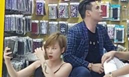 Khánh Phương nói gì về bức ảnh fan nữ gợi cảm do mải chụp hình với mình?