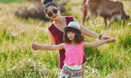 Thúy Nga và con gái chơi đùa trên cánh đồng cỏ xanh mướt