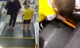 Mẹ xao nhãng vài giây, con trai nhỏ bị thang cuốn 'nuốt' tay