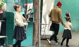 Harper búi tóc 'Na Tra' được mẹ Vic chở đi mua hoa với bố trên xe Bentley mới