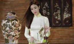 Hoa hậu Mỹ Linh diện áo dài duyên dáng trổ tài chơi đàn bầu