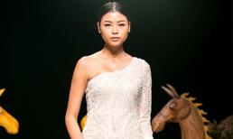 'Bản sao' Tăng Thanh Hà làm vedette cho NTK Hà Duy