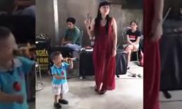 Cậu bé 3 tuổi 'đốn tim' dân mạng với màn song ca 'Gõ cửa trái tim' cực chất