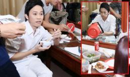 Hoài Linh ăn vội trong hậu trường, bữa cơm chỉ cá khô và mắm