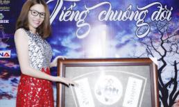 Diện váy giản dị, hoa hậu Bùi Thị Hà đấu giá bức tranh 110 triệu đồng làm từ thiện