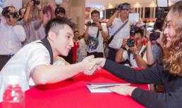 Hàng nghìn fan hò reo, xếp hàng chờ Sơn Tùng M-TP ký tặng