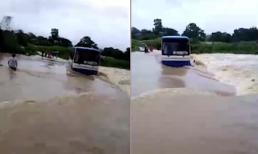 Thót tim khi chứng kiến xe ô tô chở 47 học sinh chết máy giữa dòng nước lũ