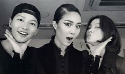 Song Joong Ki và Song Hye Kyo rạng rỡ bên nữ ca sĩ sẽ hát trong đám cưới của mình